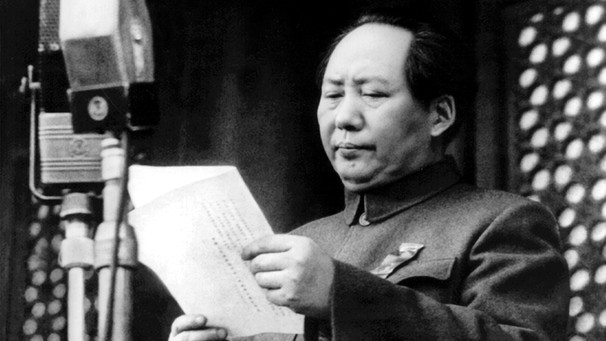 Der chinesische Staatsmann Mao Zedong proklamiert am 1. Oktober 1949 die Gründung der Volksrepublik China | Bild: picture-alliance/dpa