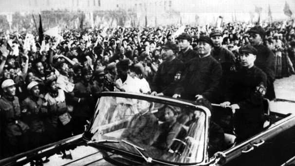 Mao Zedong (M) zeigt sich am 1. September 1966 auf Pekings Platz "Der Osten ist rot" den Roten Garden | Bild: picture-alliance/dpa