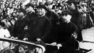 Mao Zedong (M) zeigt sich am 1. September 1966 auf Pekings Platz "Der Osten ist rot" den Roten Garden | Bild: picture-alliance/dpa