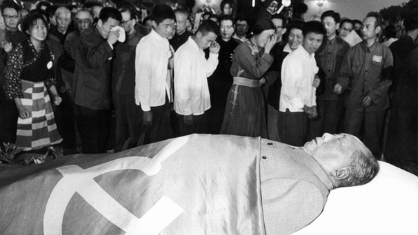 Die Bevölkerung nimmt von dem aufgebahrten Mao Zedong Abschied. Er starb am 9.9.1976 in Peking | Bild: picture-alliance/dpa