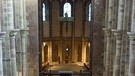 Besucher gehen durch den Dom zu Speyer | Bild: picture-alliance/dpa