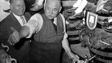 Der Oberbürgermeister von München, Thomas Wimmer am 19.9.1953 beim Anstich auf dem Oktoberfest | Bild: picture-alliance/dpa