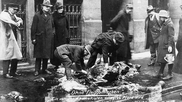 Niederwerfung der Räterepublik durch Freikorps in München 1.2. Mai 1919. Ein in den Kämpfen getötetes Pferd wird von der hungernden Münchener Bevölkerung zerstückelt. | Bild: picture-alliance/dpa