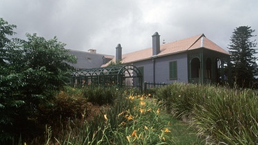 Das Longwood House, das Napoleon Bonaparte nach seiner Verbannung 1815 durch die Engländer als Wohnsitz diente, bei Jamestown | Bild: picture-alliance/dpa