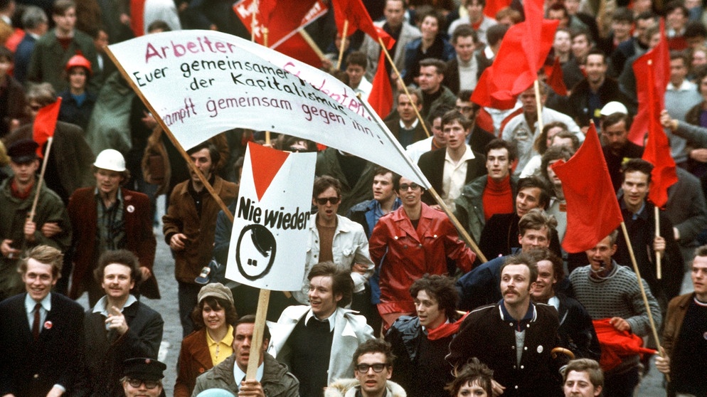 Im Mai 1968 protestieren Studenten in den Straßen Bonns gegen die Notstandsgesetze | Bild: picture-alliance/dpa