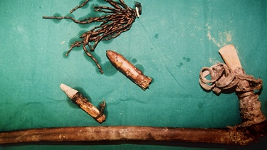 Eine Bronzeaxt, ein Köcher mit 14 Pfeilen und ein messerähnliches Werkzeug wurden bei Ötzi gefunden | Bild: picture-alliance/dpa