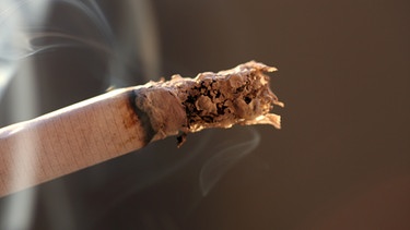 Zigarettenrauch und -Asche | Bild: colourbox.com