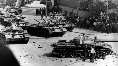 1968: russische Panzer auf dem Prager Wenzelsplatz | Bild: picture-alliance/dpa
