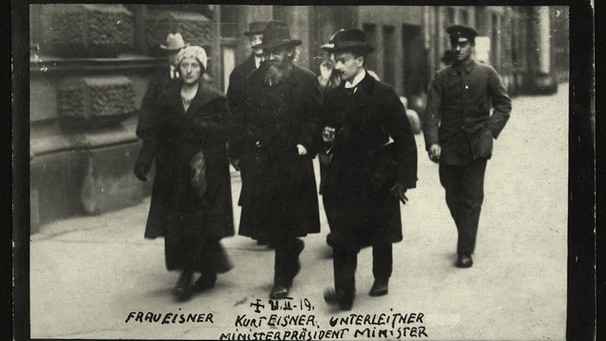 Kurt Eisner, 1918/19 bayrischer Ministerpräsident, mit seiner Gattin und dem bayrischen Minister Unterleitner in München. (Jan./Febr. 1919) | Bild: picture-alliance/dpa