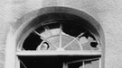 Das Foto zeigt die zerstörten Fenster der Kieler Synagoge nach der Reichspogromnacht aus der Fotosammlung des Stadtarchivs Kiel | Bild: picture-alliance/dpa