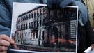 David Levin zeigt ein Bild der zerstörten jüdischen Synagoge in Potsdam | Bild: picture-alliance/dpa