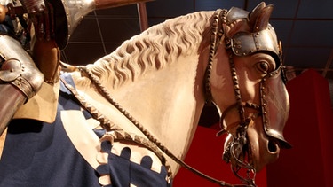 Ein Reiterharnisch aus dem 16. Jahrhundert  | Bild: picture-alliance/dpa