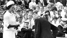 Francis Chichester wird am 7. Juli 1967 im Hof der Marineakademie in Greenwich von Königin Elizabeth I. mit dem Schwert von Sir Francis Drake zum Ritter geschlagen. | Bild: picture-alliance/dpa