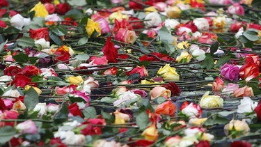 Blumenmeer nach einem Anschlag | Bild: picture-alliance/dpa