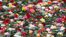 Blumenmeer nach einem Anschlag | Bild: picture-alliance/dpa