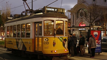 Touristenattraktion: Straßenbahn in Lissabon | Bild: picture-alliance/dpa