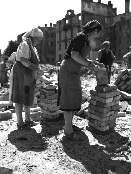 Trümmerfrauen während der Nachkriegszeit in München putzen Ziegel | Bild: picture-alliance/dpa