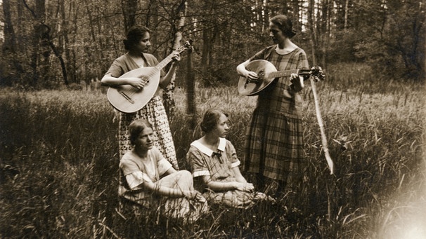 Vier junge Frauen mit Lauten bei einem Ausflug in das Plagefenn in Brandenburg (1926) | Bild: picture-alliance/dpa