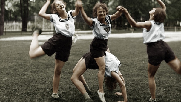 Vier junge Frauen bei Gymnastik im Freien (1928) | Bild: picture-alliance/dpa