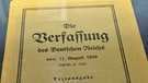 "Die Verfassung des Deutschen Reichs" als ein Exponat in einer Ausstellung | Bild: picture-alliance/dpa