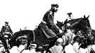 Zar Nikolaus II. zu Pferd inmitten knieender russischer Soldaten vor ihrem Abrücken ins Feld im 1. Weltkrieg | Bild: picture-alliance/dpa