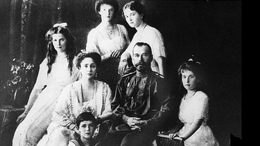 Zar Nikolaus II. mit Frau Alexandra Feodorowna und seinen 5 Kindern | Bild: picture-alliance/dpa