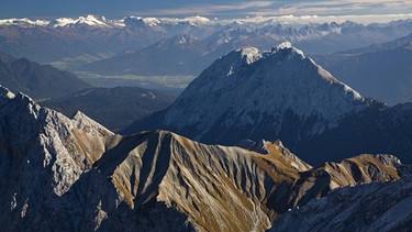 Blick vom Zugspitzgipfel auf die herbstlichen Berge | Bild: picture-alliance/dpa