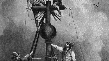 Aufrichten des Gipfelkreuzes auf der Zugspitze durch Mitglieder des Deutsch-Österreichischen Alpenvereins, Holzschnitt, 1882 | Bild: picture-alliance/dpa