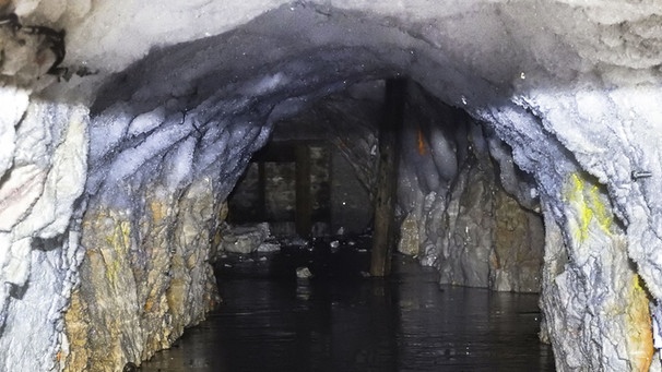Dauerfrost im Tunnel unter der Zuspitze | Bild: picture-alliance/dpa