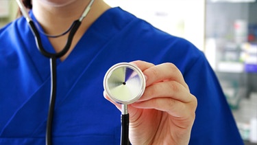 Arzt hält Stethoskop | Bild: colourbox.com