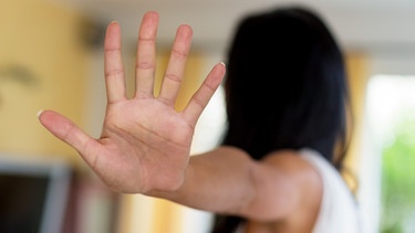Frau fordert mit abwehrender Handgeste Distanz ein | Bild: colourbox.com