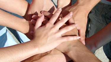 Hände übereinander | Bild: colourbox.com