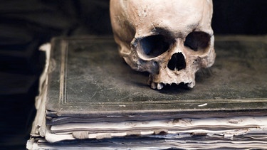 Totenschädel auf einem alten Buch | Bild: colourbox.com