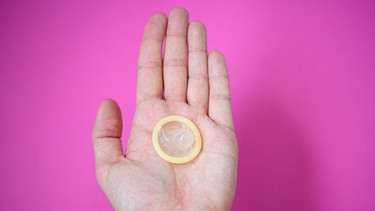 Ein Kondom in einer Hand. | Bild: BR/Leon Baatz