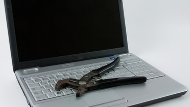 Laptop mit Rohrzange auf der Tastatur | Bild: picture-alliance/dpa