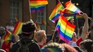 Menschen auf einer Demonstration für Gleichberechtigung von Schwulen und Lesben. | Bild: stock.adobe.com
