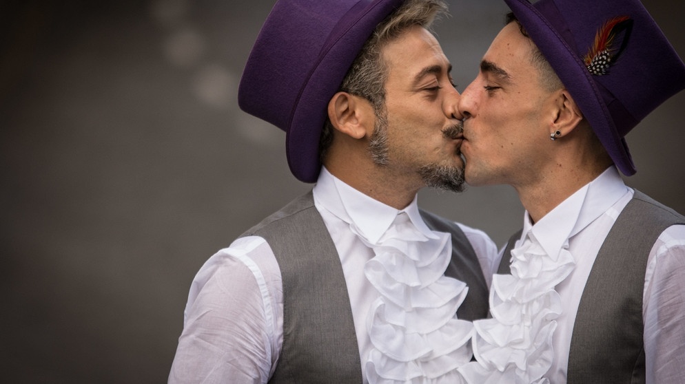 Zwei Homosexuelle küssen sich nach der Trauung | Bild: picture-alliance/dpa