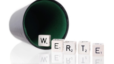 Würfelbecher mit Scrabble-Würfel - bilden das Wort Werte | Bild: picture-alliance/dpa