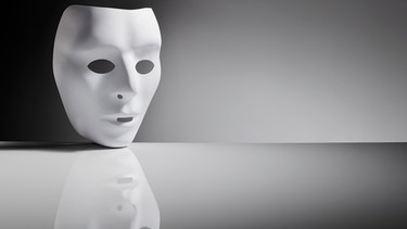 Eine weiße Maske vor dunklem Hintergrund | Bild: colourbox.com