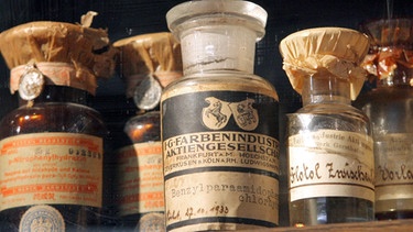   Historische chemische Reagenzien der IG Farben aus den 1930er Jahren | Bild: picture-alliance/dpa