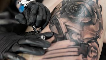Nahaufnahme vom Stechen eines Tattoos. | Bild: Colourbox/ Artem Zakharov