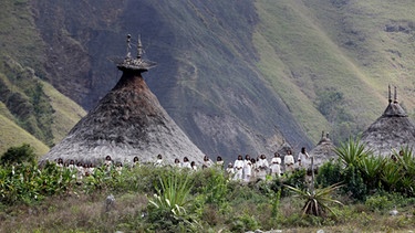 Die indianischen Ureinwohner der Kogi an einem Heiligen Ort in San Miguel in Kolumbien. | Bild: picture alliance / photothek | Thomas Koehler