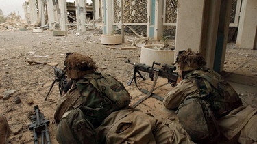 US-Kampftruppen nehmen Stellung. | Bild: picture-alliance / dpa | Romeo_Gacad