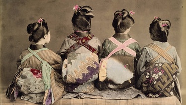 Ein Blick auf vier Japanerinnen, die nebeneinander sitzen | Bild: picture-alliance/dpa