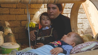 Jesidische Flüchtlinge in einem Lager im Nordirak | Bild: picture-alliance/dpa