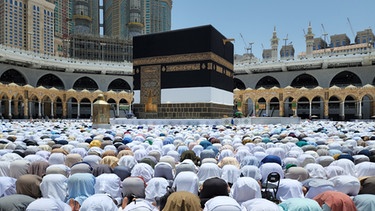 Muslimische Pilger in Mekka. | Bild: picture alliance / ZUMAPRESS.com | Ashraf Amra