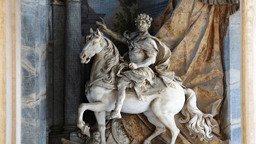 Petersdom: Statue Karls des Großen | Bild: picture-alliance/dpa