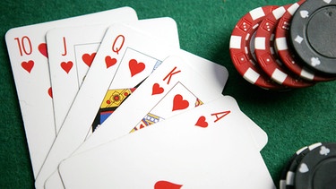 Spielkarten beim Pokern | Bild: colourbox.com