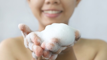 Nahaufnahme von Händen mit sehr viel Schaum vom Händewaschen. | Bild: stock.adobe.com/TANIDA