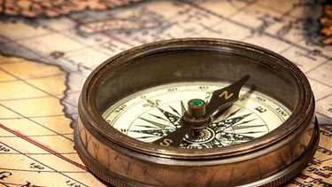 Ein antiker Kompass auf einer Landkarte | Bild: colourbox.com